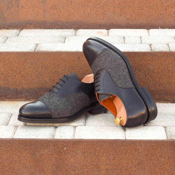 Fashionable Oxford shoes for men